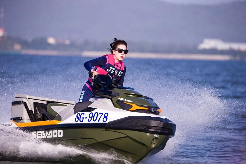 Em bé Menghan 18 tuổi -- 3.31: Đây là lần đầu tiên của một đứa trẻ hư. Bạn có cảm thấy khỏe không? Nó tốt đến mức nào? Cảm giác thật tuyệt vời. Đừng ngại ngùng. Nếu bạn không muốn làm điều đó, bạn là kẻ thua cuộc. Bạn không có đủ kinh nghiệm tình dục và không dám làm điều đó ngay cả khi khó khăn!